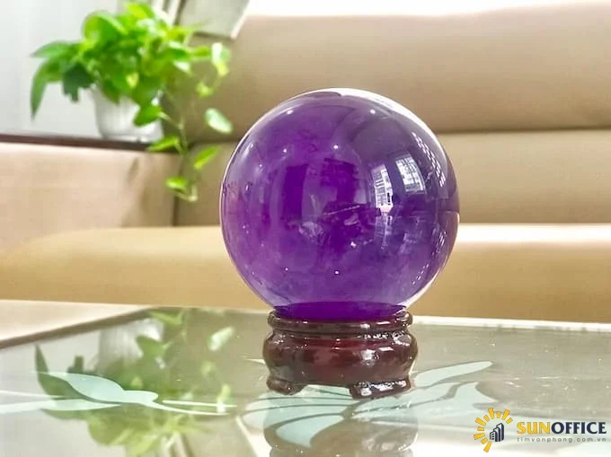 Quả cầu đá phong thủy để bàn làm việc đem lại nhiều tài lộc